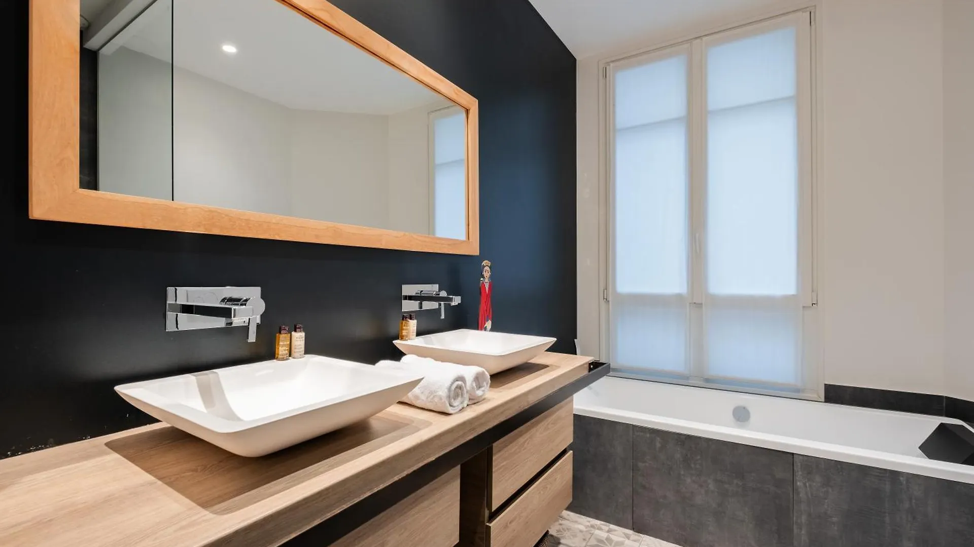 Veeve - Light & Luxe In Les Batignolles Daire