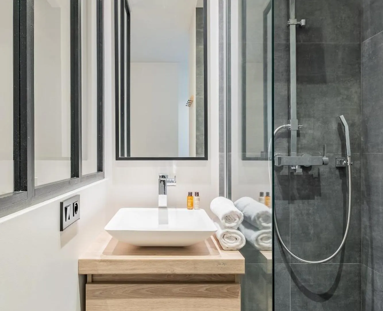 Daire Veeve - Light & Luxe In Les Batignolles